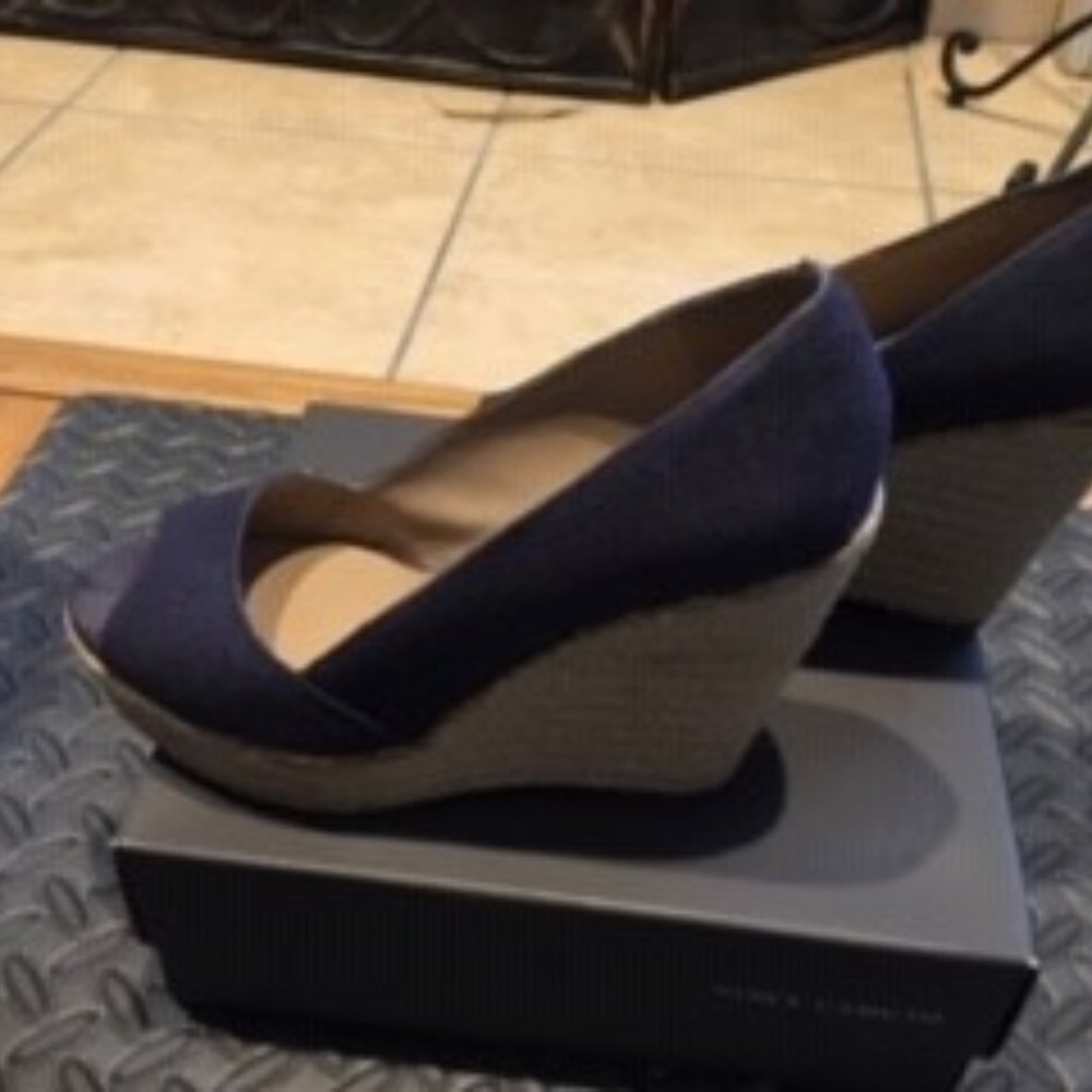 SHOES - Picture 2 of 2